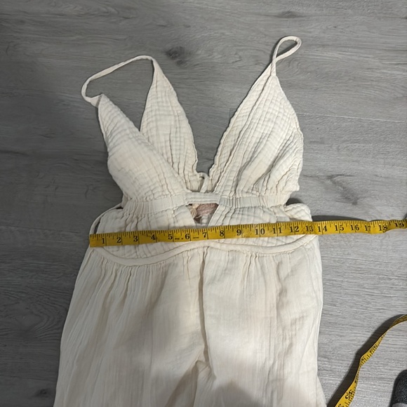 Elegant White Midi Dress - Picture 11 of 11